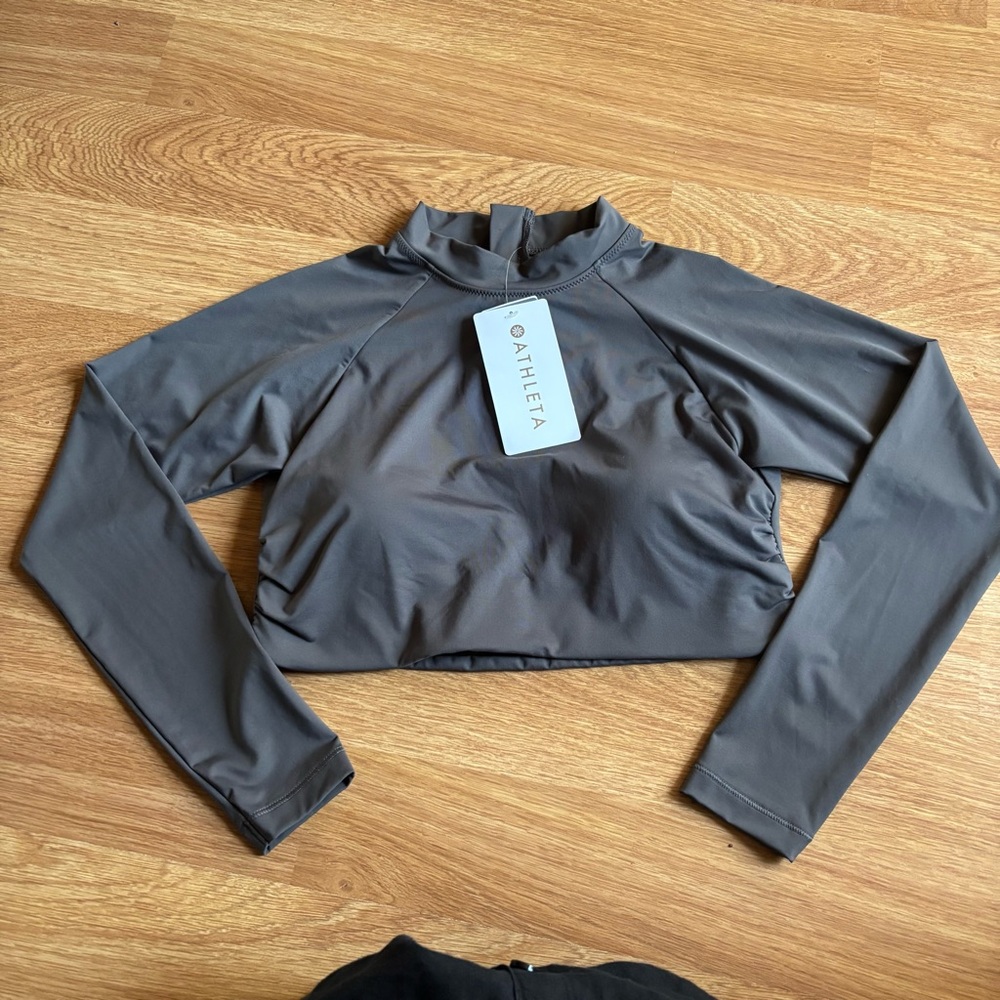 NWT New Athleta North Point Crop Rashguard Medium Gray Long Sleeve Cups